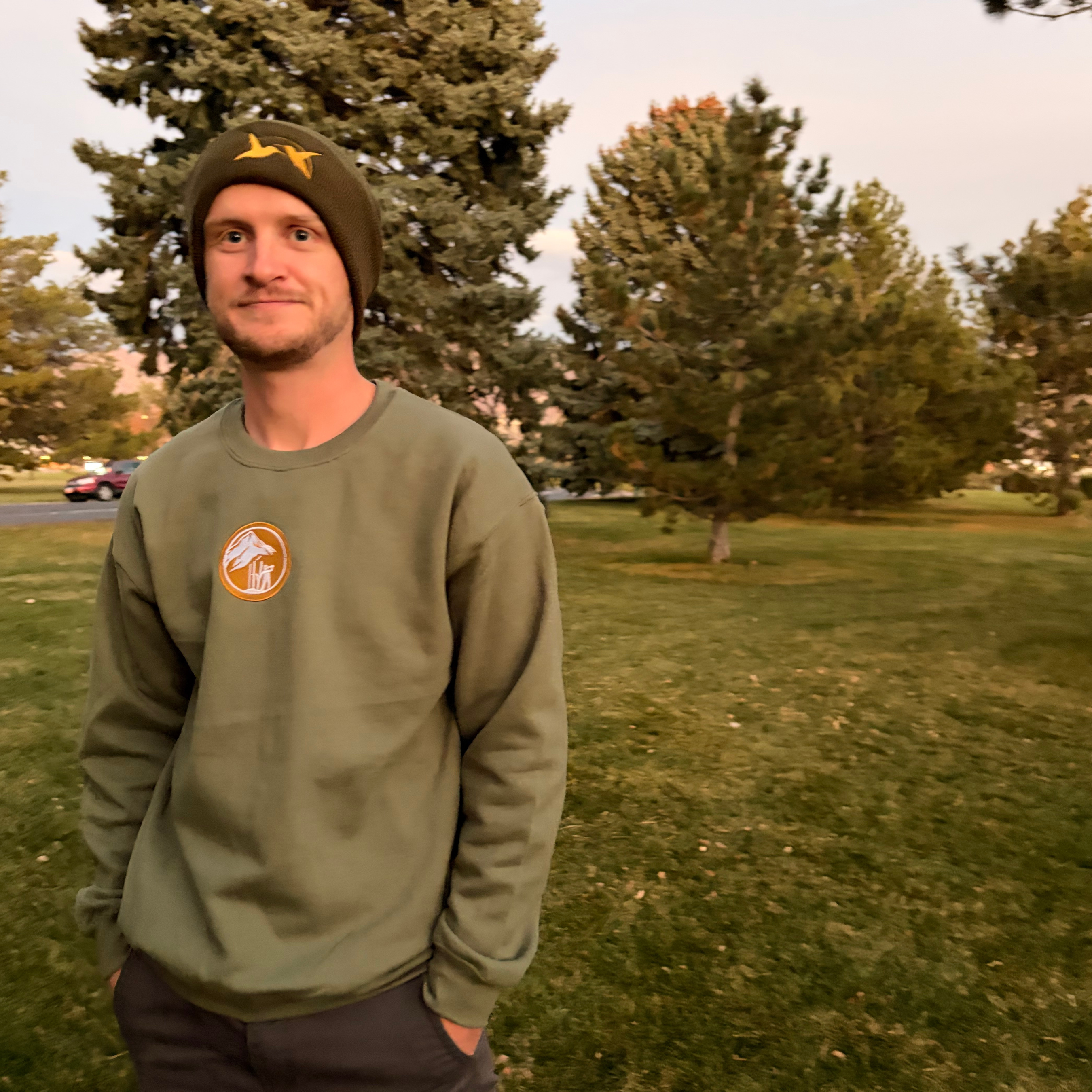 Green crewneck with skier drinking a beer.
